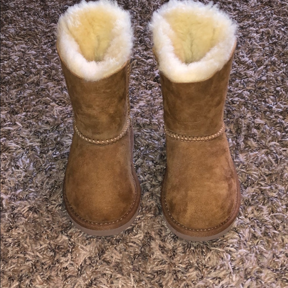 UGG Bailey Bow boots size 6(toddler)